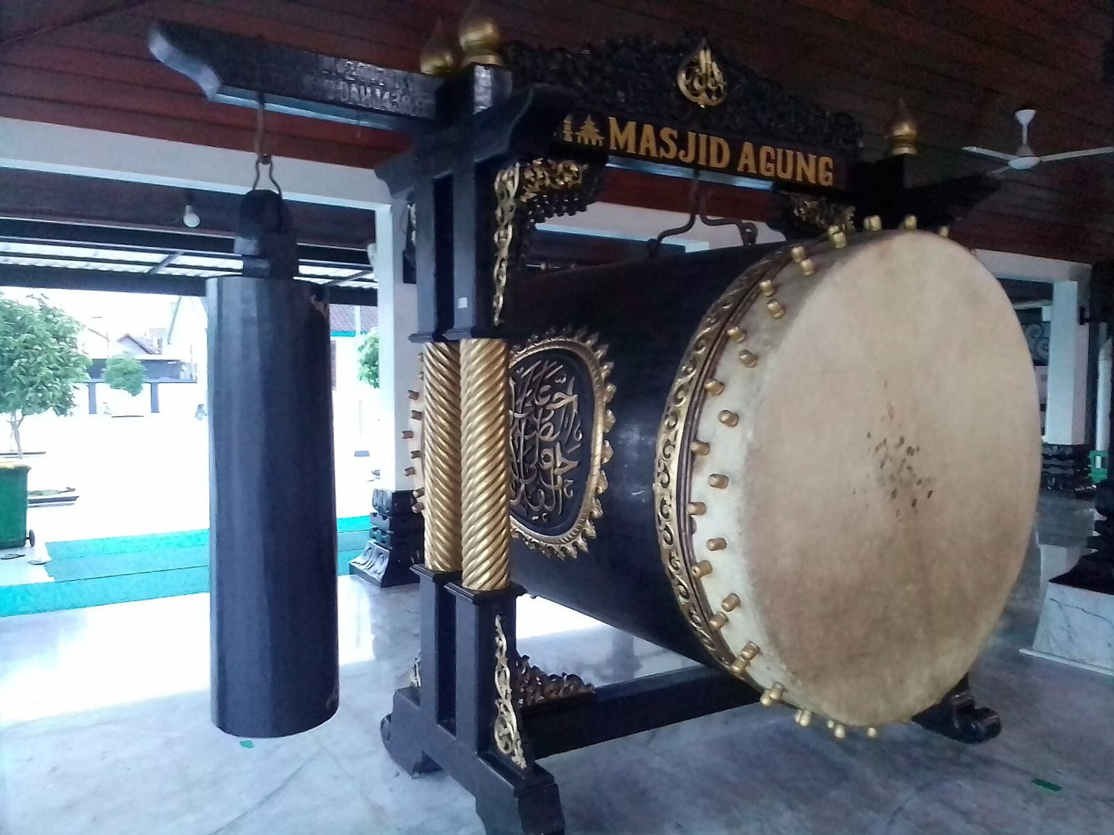 Bedug di serambi masjid, penanda masuknya waktu shalat