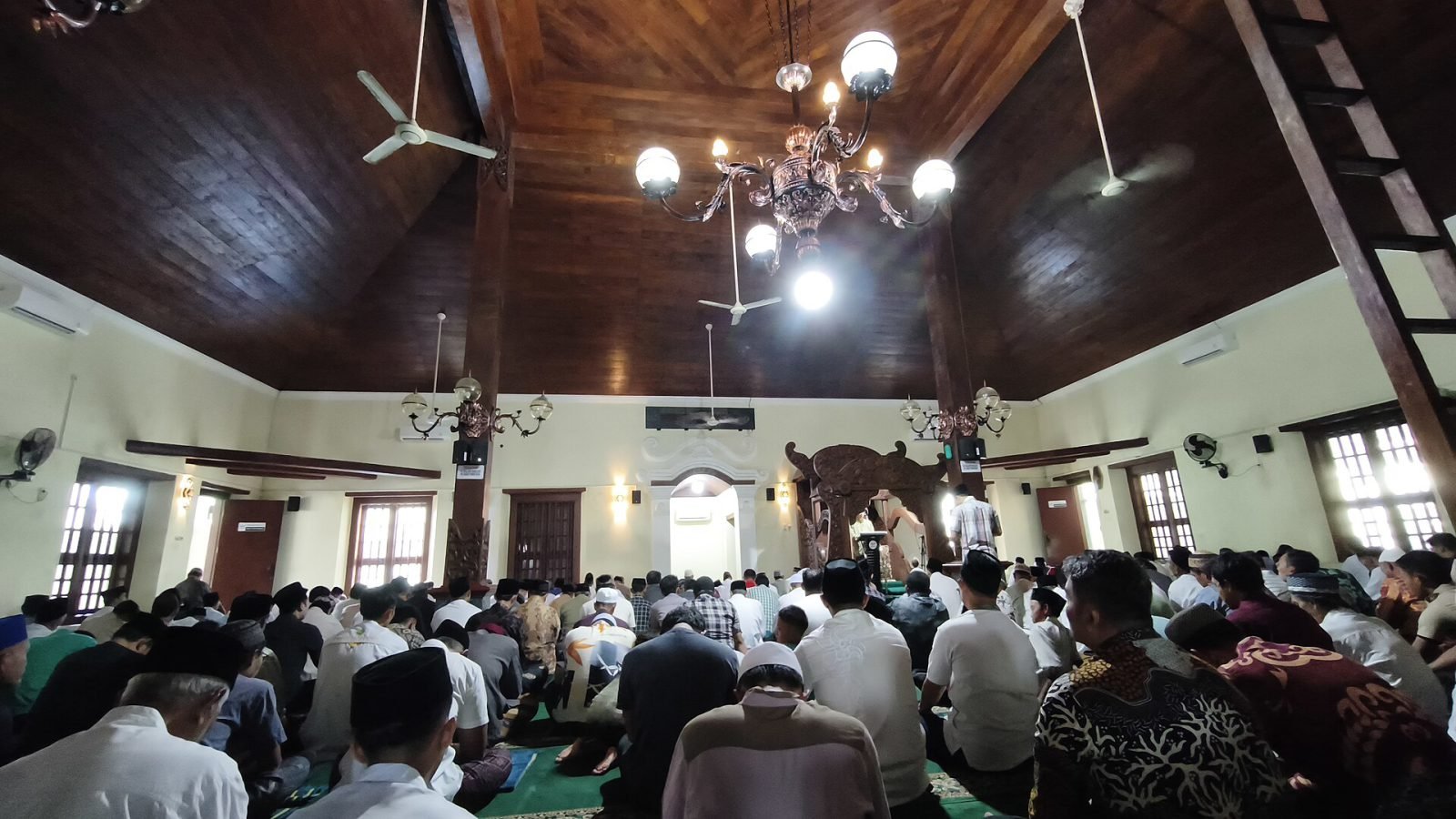 Jamaah shalat di ruang utama masjid
