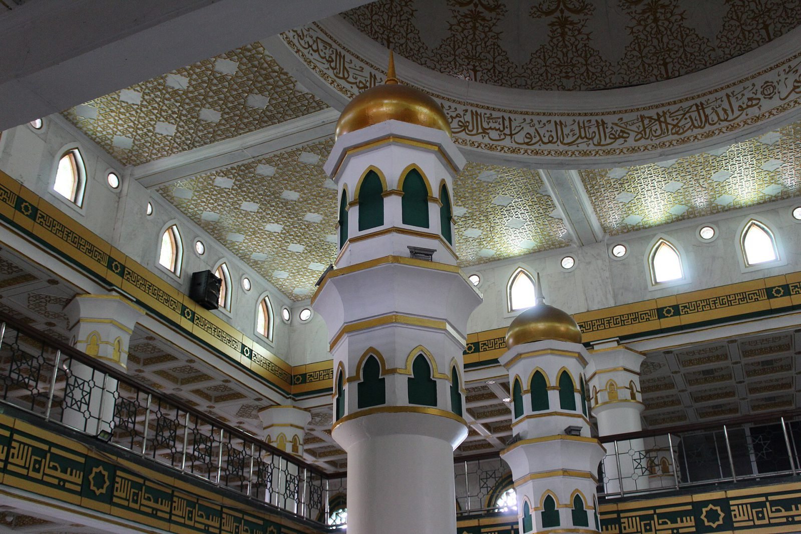 Interior masjid dengan tiang dan kubah berhias emas