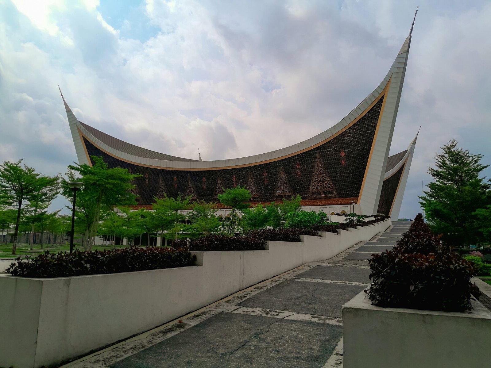 Bangunan masjid dengan atap khas yang mudah dikenali
