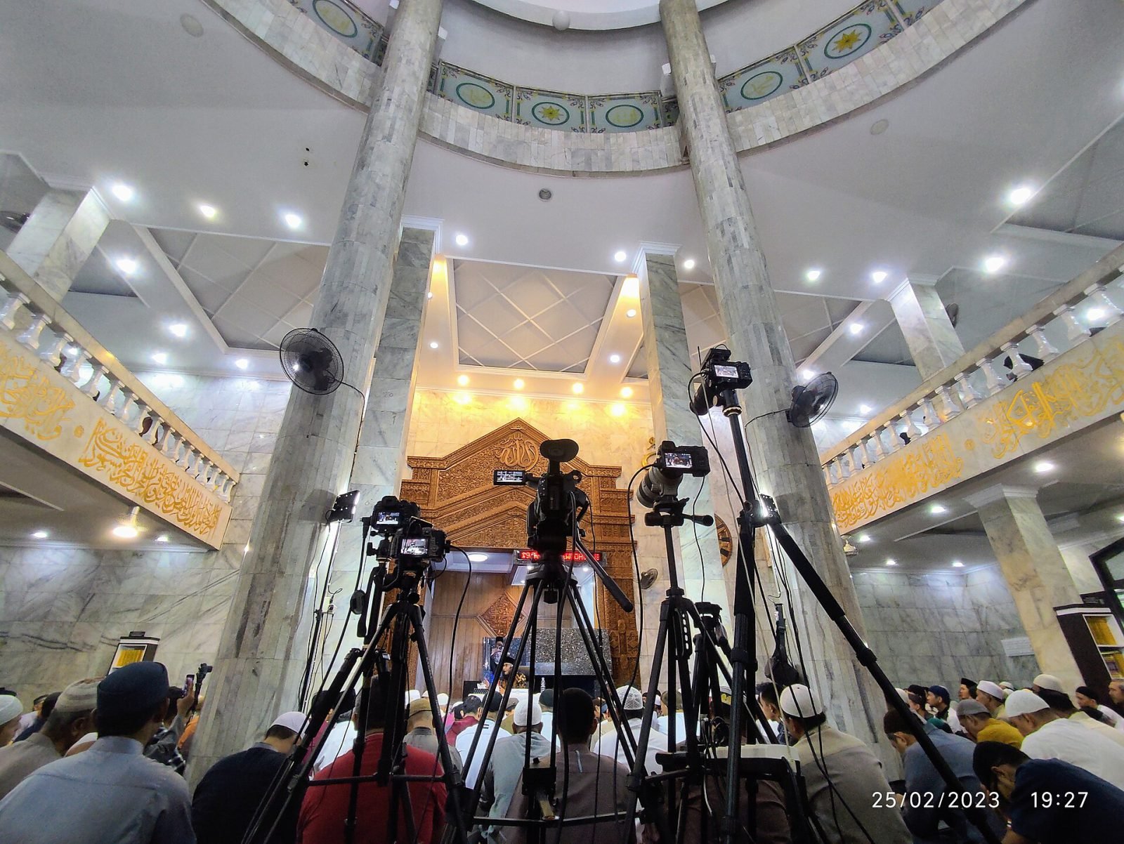 Jamaah mengikuti pengajian di dalam masjid