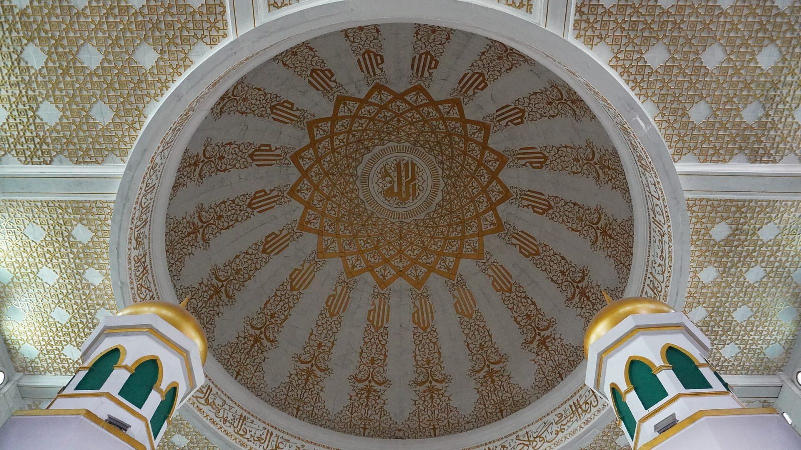 Kubah masjid berhias kaligrafi emas
