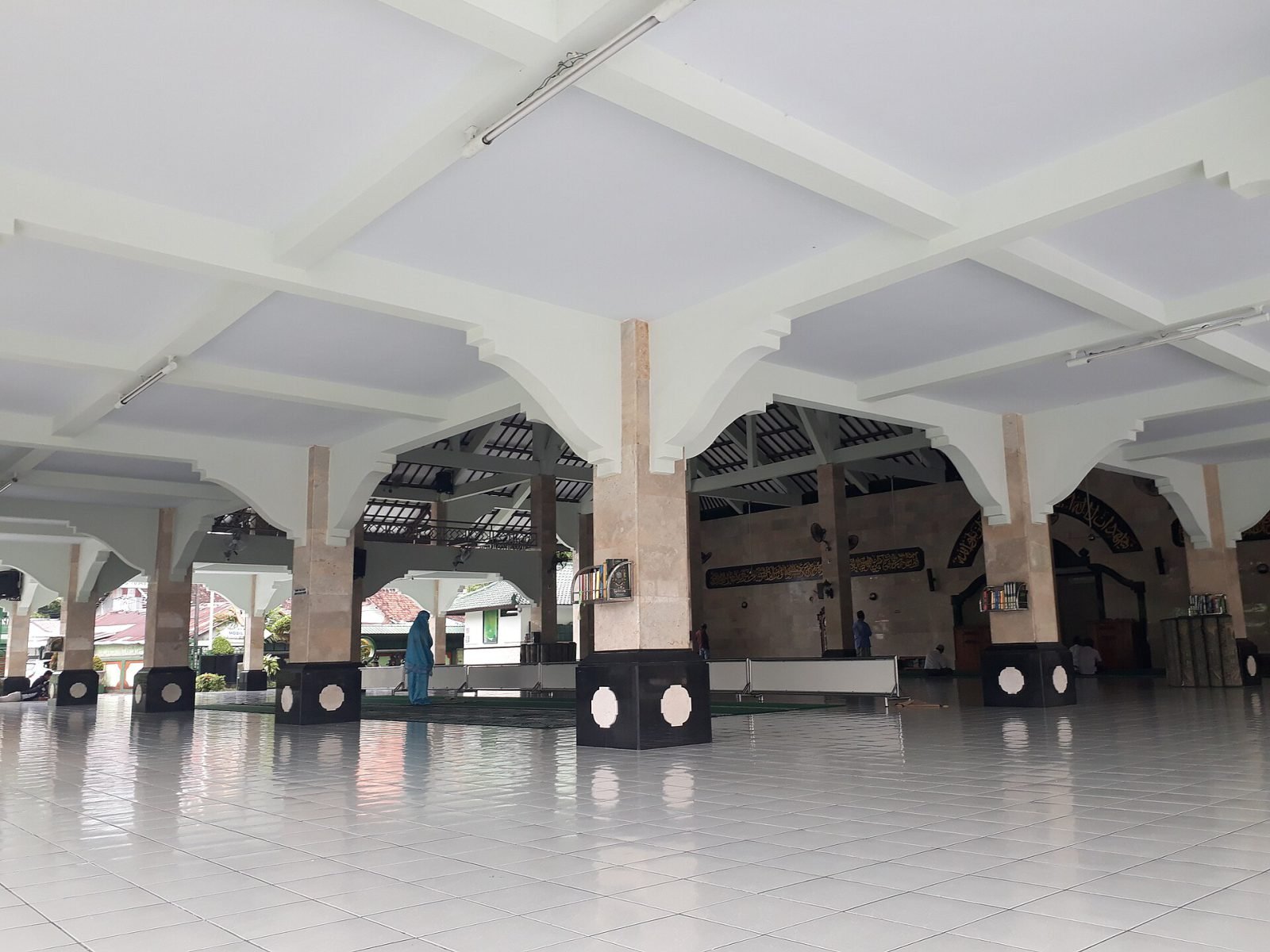 Ruang masjid yang lapang dengan lantai rata