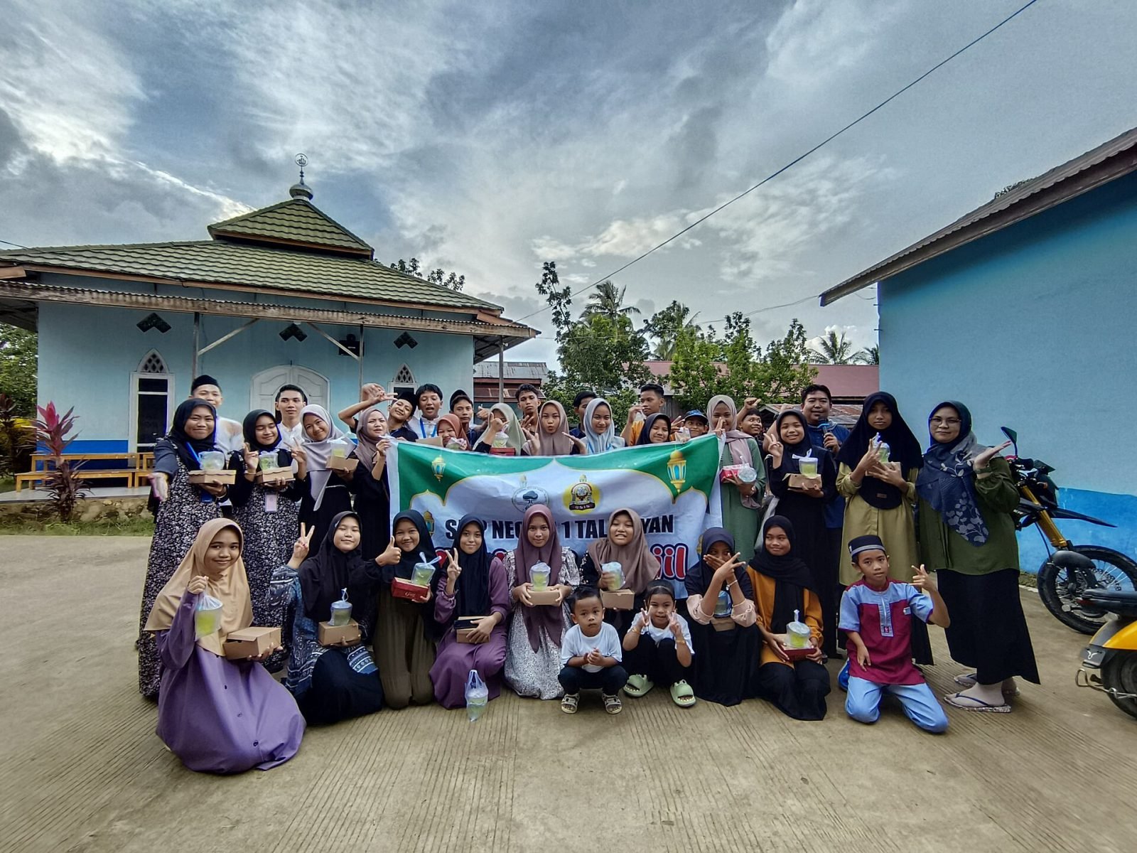 Kegiatan berbagi takjil bersama di halaman masjid