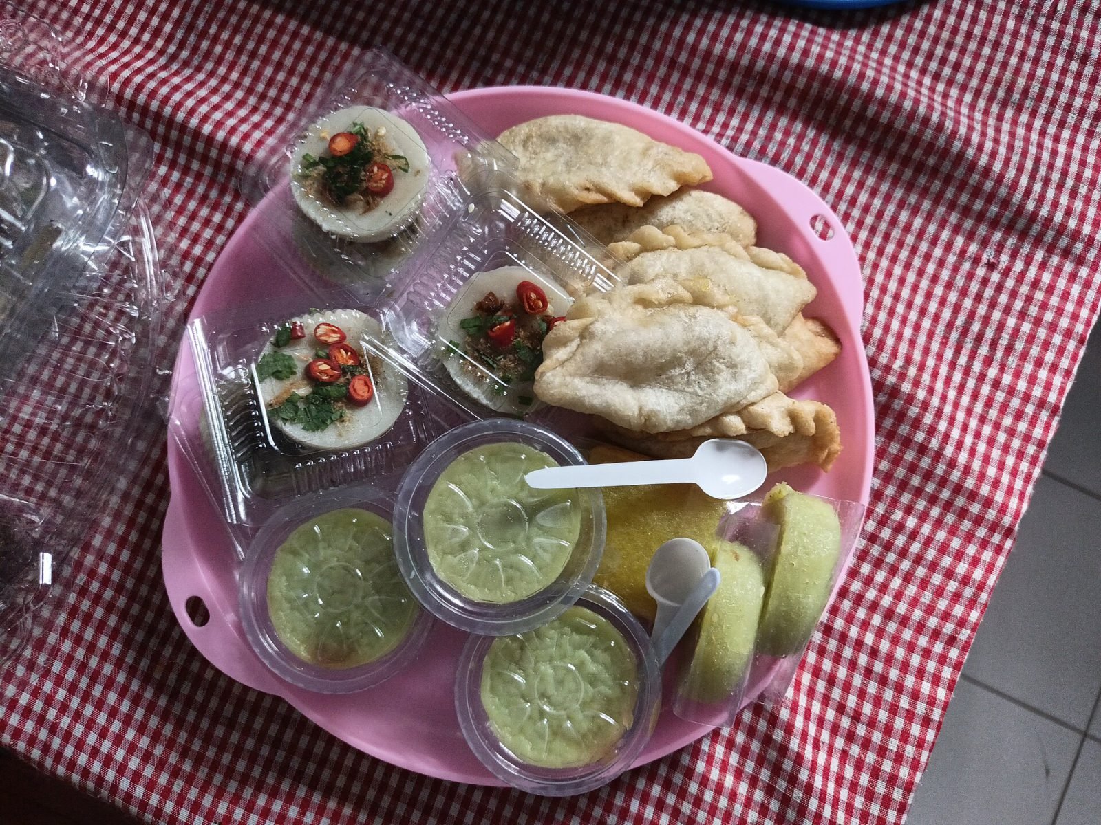 Aneka takjil di atas nampan