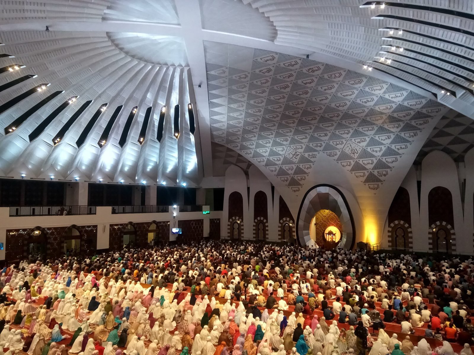 Ribuan jamaah shalat tarawih di dalam masjid